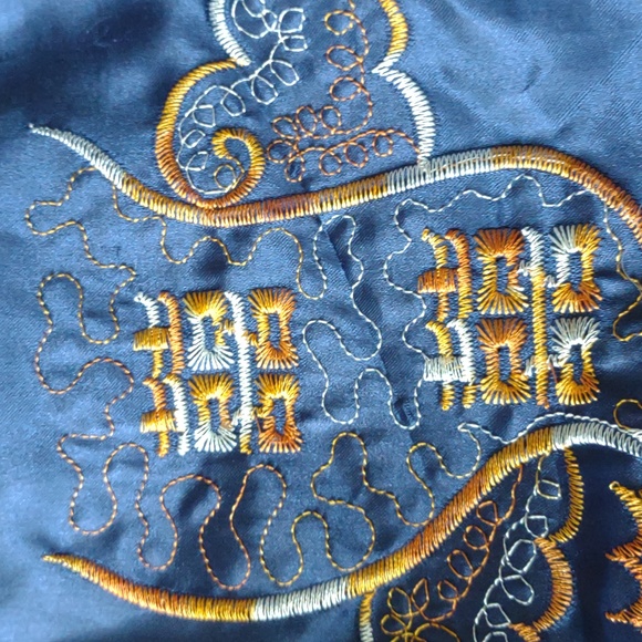 Silk Chinese Robe With Amazing Detail - Picture 6 of 9